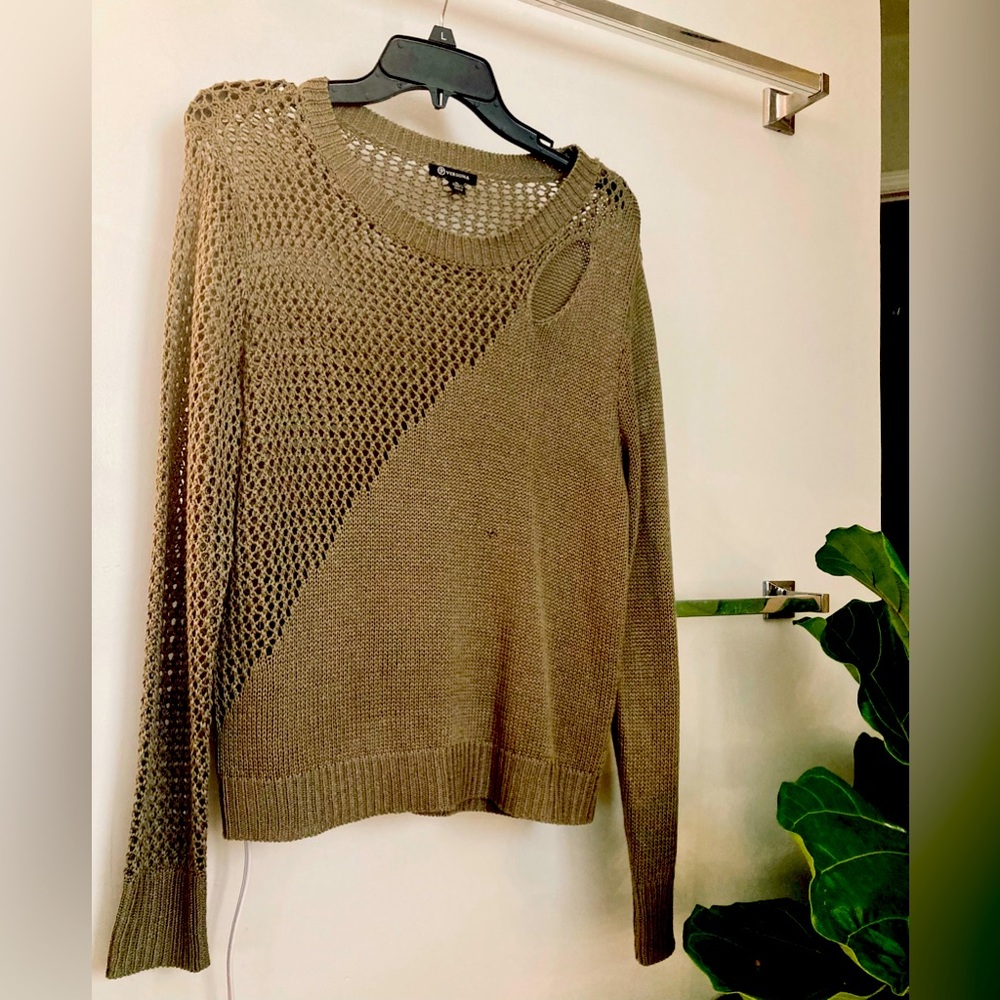 Versona. Small. Crew neck sweater.